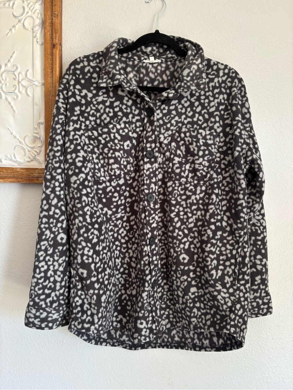 Maurices women’s sz large gray Leopard Print oversize Long Sleeve fleece shacket